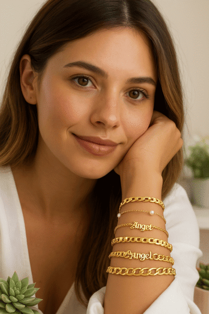 Bracelet en or tendance avec pendentifs "Angel" et perles blanches, idéal pour un style élégant et personnalisé.