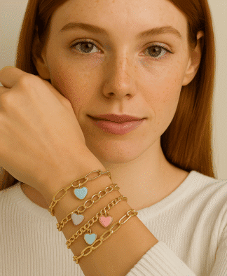 Bracelets en chaîne dorée avec pendentifs en forme de cœur colorés, style mode et tendance, parfaits pour accessoiriser un look chic ou casual.