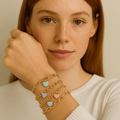 Bracelets en chaîne dorée avec pendentifs en forme de cœur colorés, style mode et tendance, parfaits pour accessoiriser un look chic ou casual.
