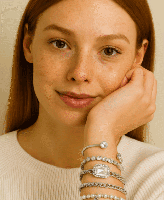 Bracelet en argent avec pierres scintillantes et perles blanches, accessoires de mode élégants pour femmes, bijoux tendance pour le poignet, look sophistiqué et féminin, parfait pour toutes les occasions.