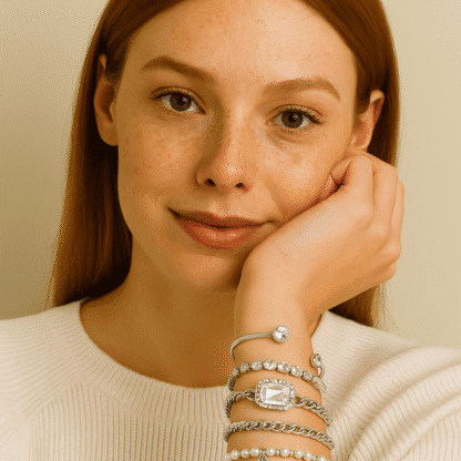 Bracelet en argent avec pierres scintillantes et perles blanches, accessoires de mode élégants pour femmes, bijoux tendance pour le poignet, look sophistiqué et féminin, parfait pour toutes les occasions.