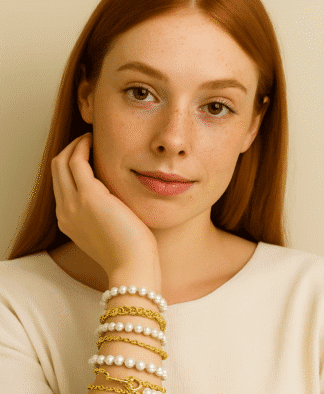 Bracelets en perles blanches et chaînes dorées, style élégant et sophistiqué, parfaits pour accessoires de mode féminins et tenues chic.