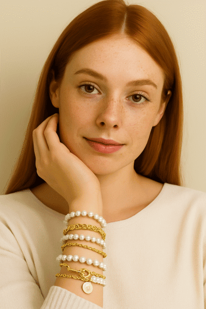 Bracelets en perles blanches et chaînes dorées, style élégant et sophistiqué, parfaits pour accessoires de mode féminins et tenues chic.