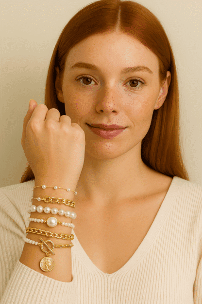 Bracelet en perles blanches et chains dorées, création élégante et tendance pour femme, idéal pour soirées ou tenues quotidiennes chics.