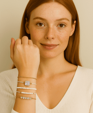 Bracelets de mode en perles blanches et breloque or, accessoires élégants pour femmes, parfaits pour ajouter une touche chic à votre style quotidien et compléter vos tenues avec sophistication.