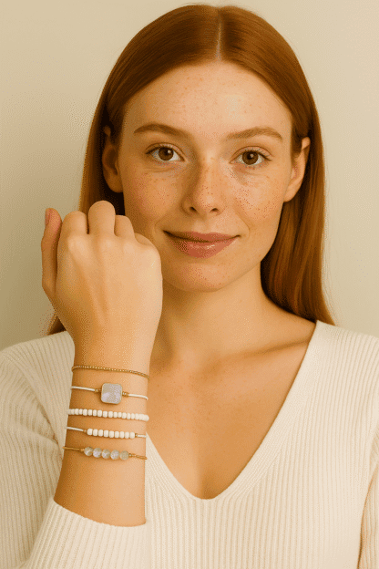 Bracelets de mode en perles blanches et breloque or, accessoires élégants pour femmes, parfaits pour ajouter une touche chic à votre style quotidien et compléter vos tenues avec sophistication.