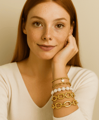 Bracelets mode élégants en or et perles pour femmes, accessoires chics et modernes, parfaits pour toutes les occasions, combinant finesse et tendance dans un style sophistiqué.