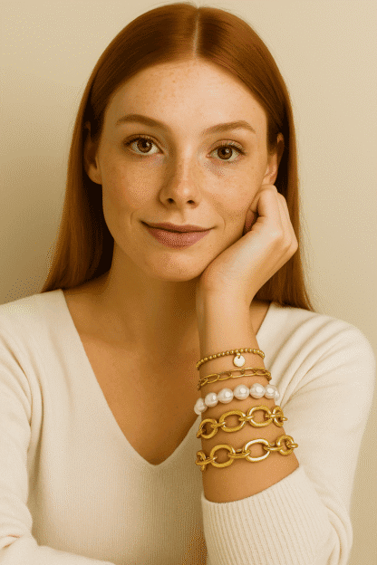Bracelets mode élégants en or et perles pour femmes, accessoires chics et modernes, parfaits pour toutes les occasions, combinant finesse et tendance dans un style sophistiqué.