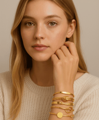 Bague, bracelet et bijoux en or pour femme, accessoires de mode élégants et tendance, bracelets dorés minimalistes et modernes, style chic et sophistiqué, idéal pour compléter une tenue élégante.