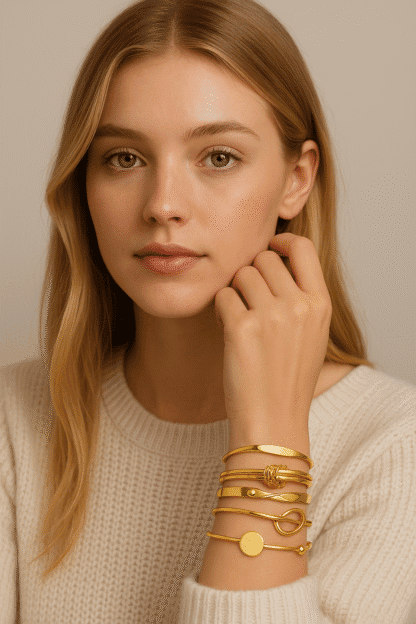 Bague, bracelet et bijoux en or pour femme, accessoires de mode élégants et tendance, bracelets dorés minimalistes et modernes, style chic et sophistiqué, idéal pour compléter une tenue élégante.
