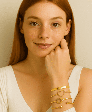 Bracelets modernes en or pour femmes, manchette fine, cœur ajouré, cercle et tête de flèche, accessoires tendance pour bijoux de style chic et minimaliste.